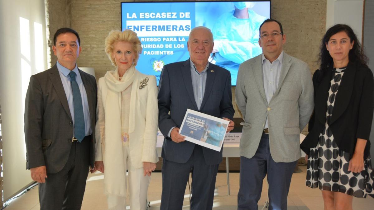 Florentino Pérez Raya, en el centro, con otras autoridades del Consejo General de Enfermería, antes de presentar el informe.