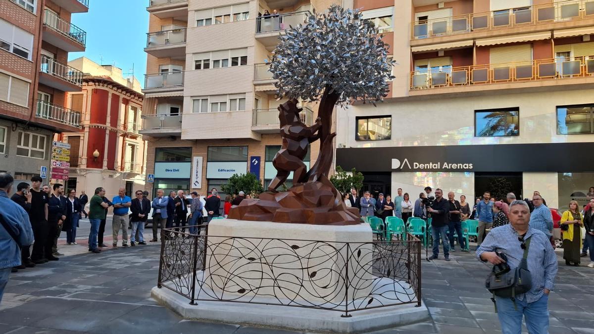 La nueva escultura del Oso y el Madroño, realizada por el artista local Anyel Martínez.