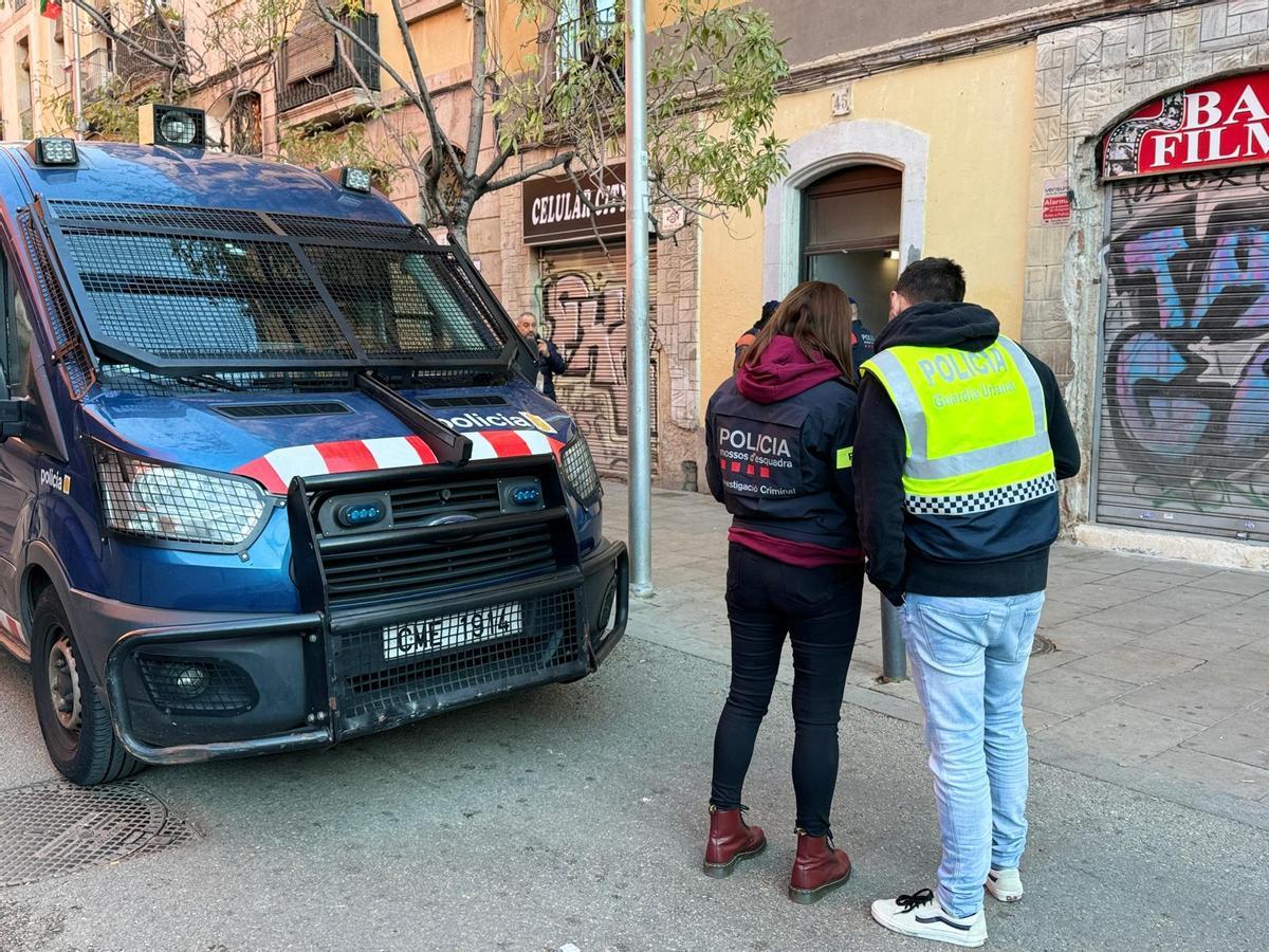 Operación policial en Barcelona contra una red de trata de mujeres en el Raval