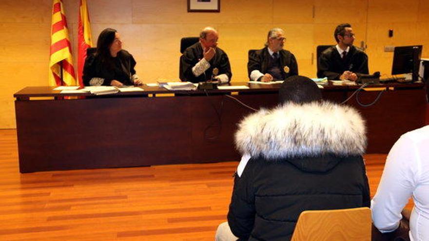 L&#039;acusat, en primer pla i d&#039;esquenes