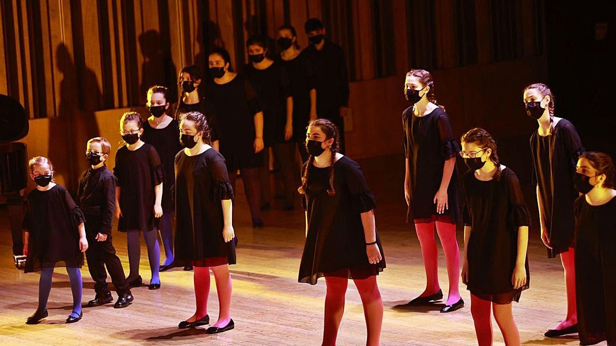 La creación de los “Peques del León de Oro” en un momento de su actuación ayer en el Auditorio Príncipe Felipe de Oviedo.  Irma Collin La creación de los “Peques del León de Oro” en un momento de su actuación ayer en el Auditorio Príncipe Felipe de Oviedo.  Irma Collin