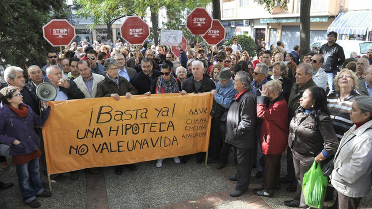 Manifestación en Granada tras el suicidio de un hombre el mismo día que iba a ser desahuciado, en octubre.