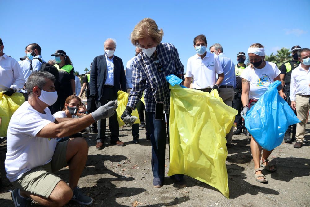 La Reina Sofía participa en una recogida de residuos en una playa de Rincón