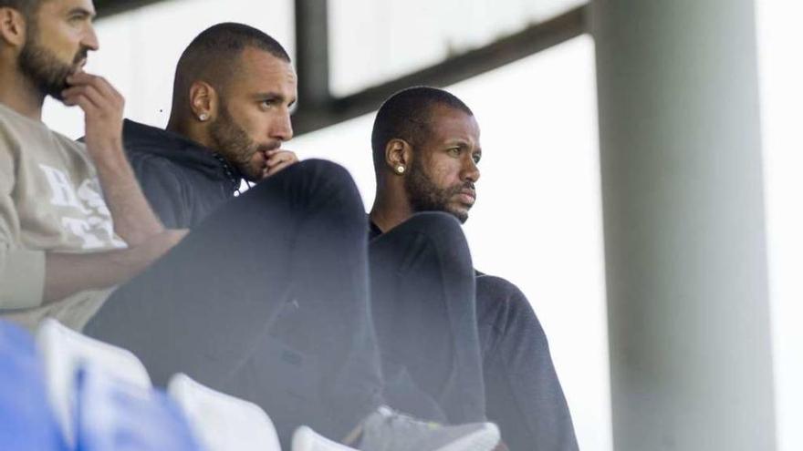 Bruno Gama, Guilherme y Sidnei, ayer en Abegondo viendo el partido del Fabril.