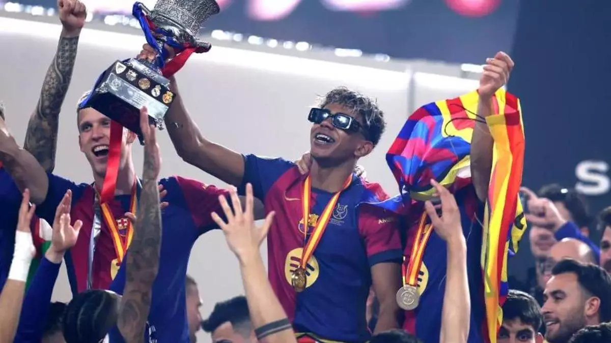 La bizarra relación de las gafas de Lamine Yamal y Raphinha y el champagne en la victoria del Barça en la Supercopa