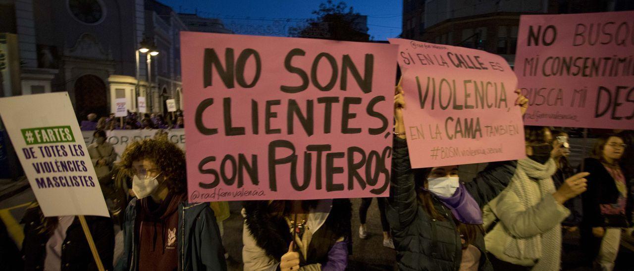 Pancartas durante la manifestación feminista del 8-M en València