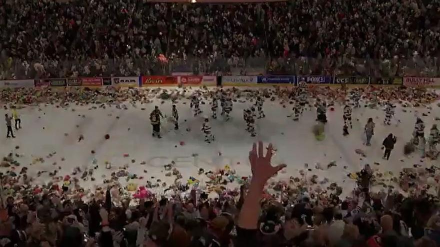 Lluvia de peluches durante un partido de hockey sobre hielo en Estados Unidos