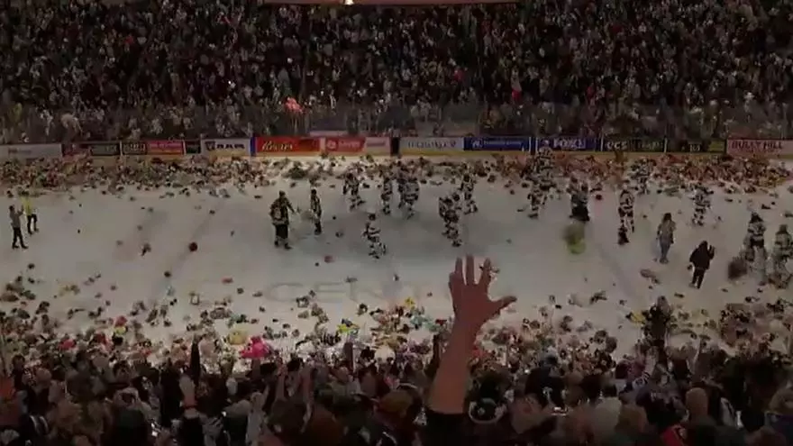 Lluvia de peluches durante un partido de hockey sobre hielo en Estados Unidos