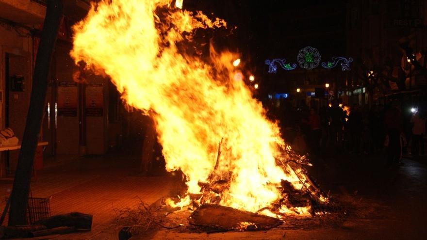 Benicàssim ‘enciende’ sus fiestas de Sant Antoni este lunes con las hogueras y coquetas