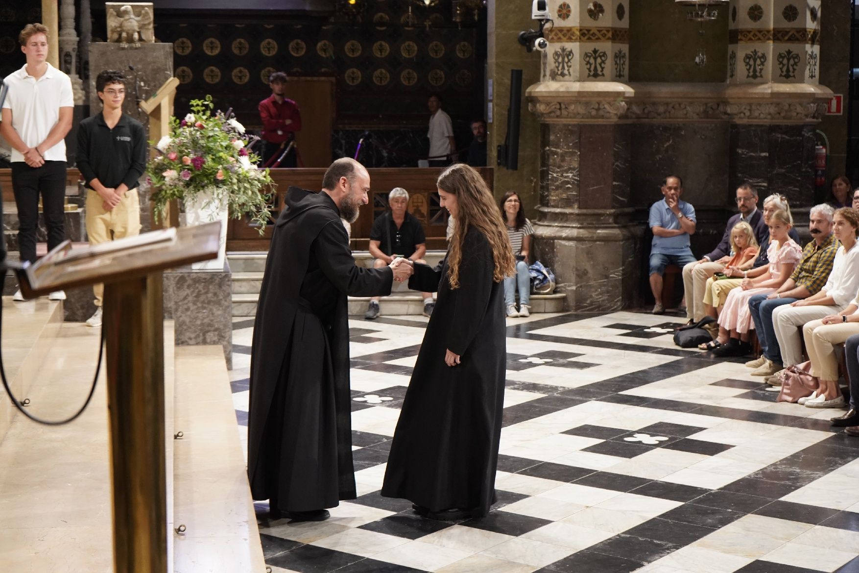 Montserrat vesteix les primeres escolanes de la història