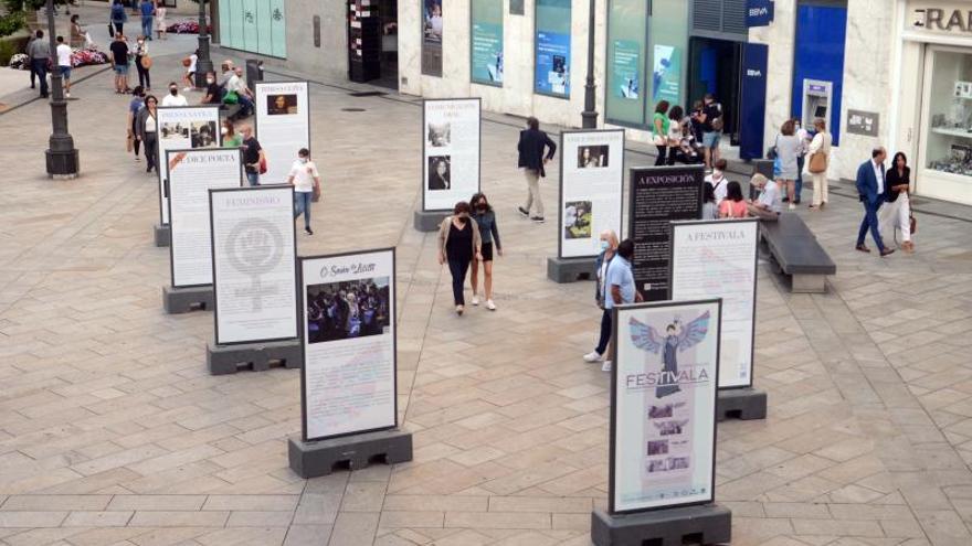 La exposición está instalada en plena Plaza de Galicia. 