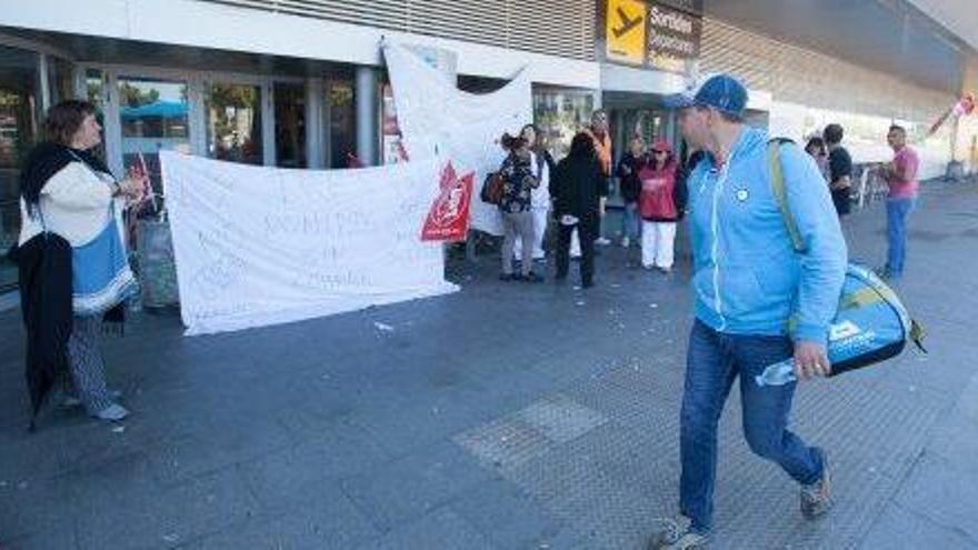 Los trabajadores de limpieza del aeropuerto de Ibiza: «No tenemos ni para el súper»