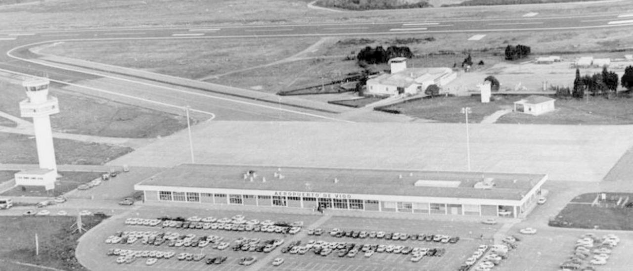 En primer plano, la terminal levantada en 1973; al fondo, el edificio primitivo inaugurado en 1954. // A.B.