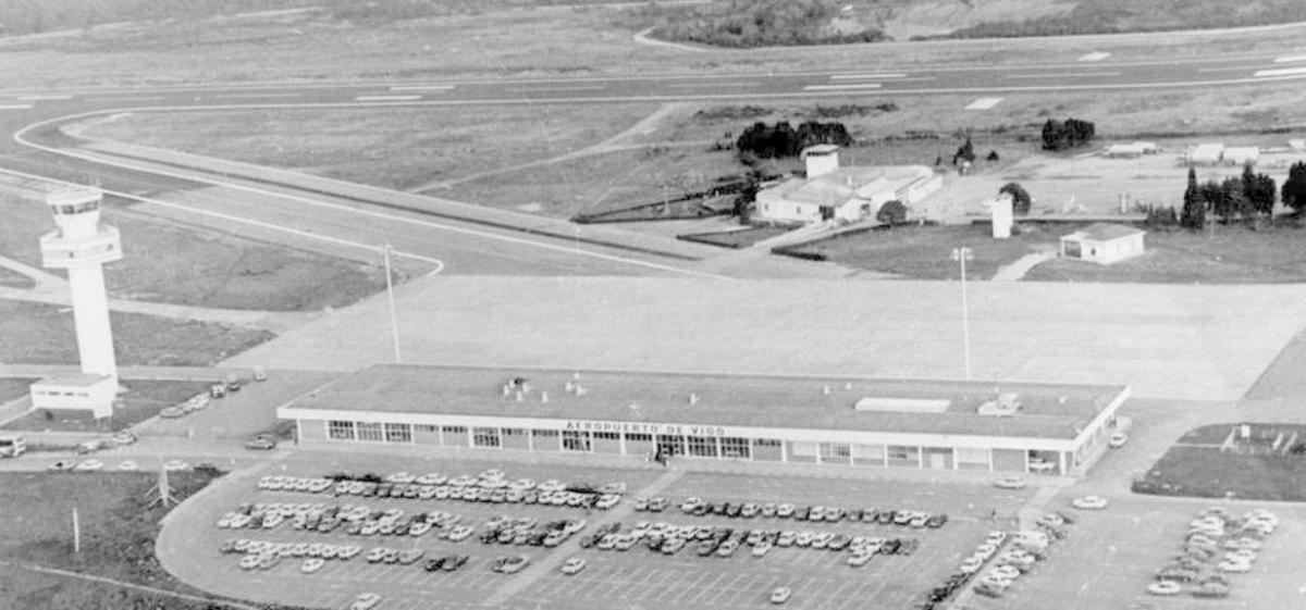 En primer plano, la terminal levantada en 1973; al fondo, el edificio primitivo inaugurado en 1954. // A.B.