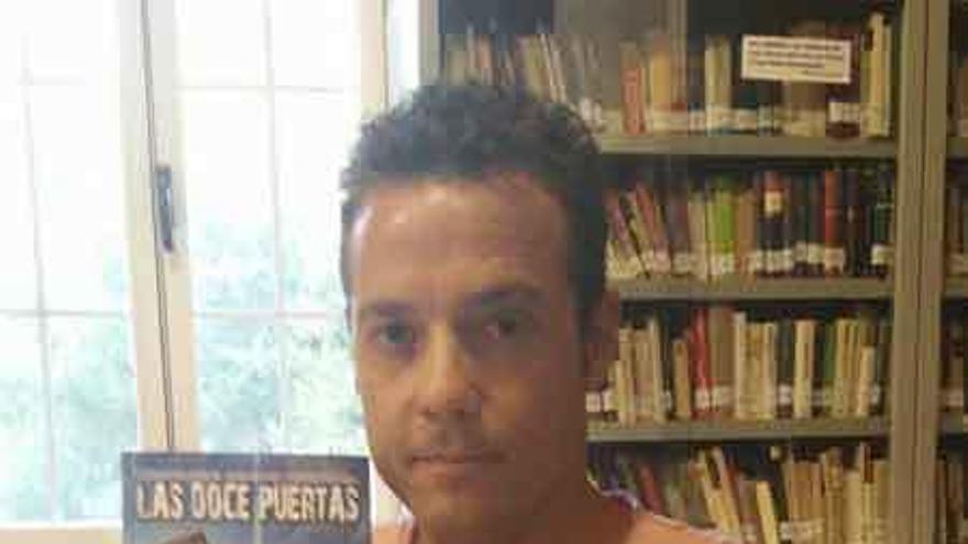 Jairo Prieto posa con su novela &quot;Las doce puertas&quot;.