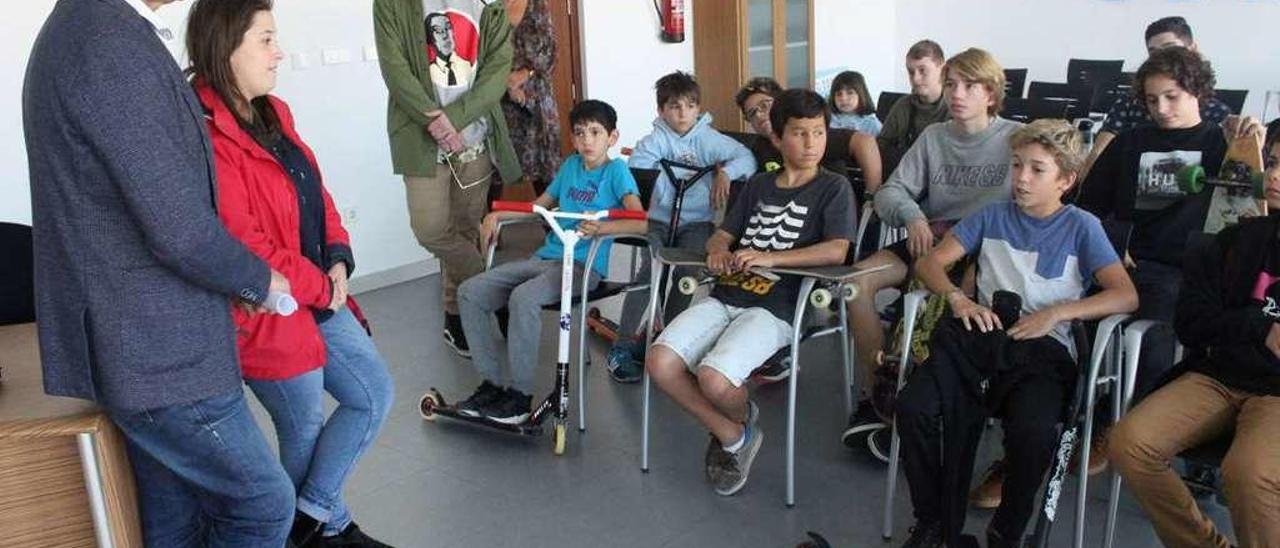 El alcalde, Jorge Suárez, y la concejala de Juventud, Alba Escandón, en plena reunión con los niños y adolescentes sobre la viabilidad de construir un área de patinaje.