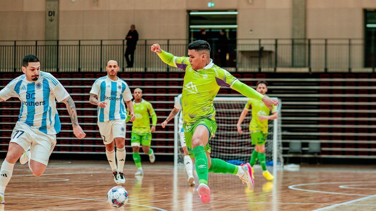 Maia conduce el balón durante el partido ante el Riga.