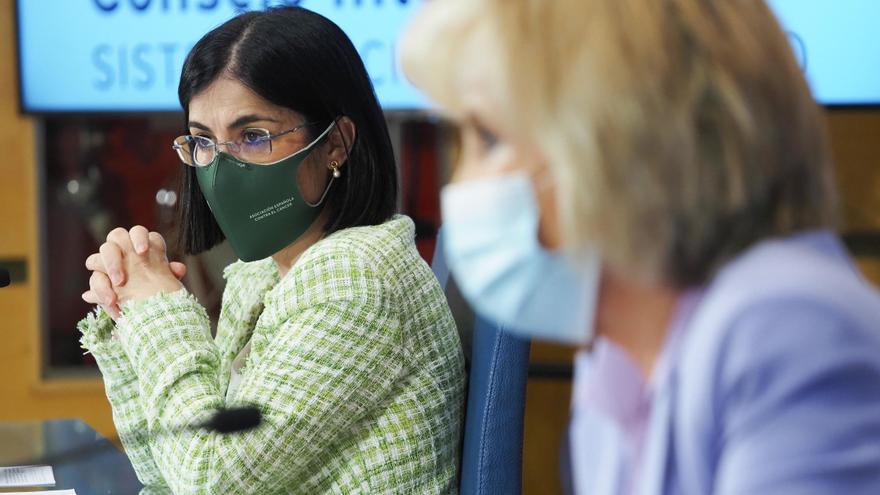 La ministra de Sanidad, Carolina Darias (i), comparece con la consejera de Sanidad, Verónica Casado, en una rueda de prensa, en Valladolid, el pasado miércoles.