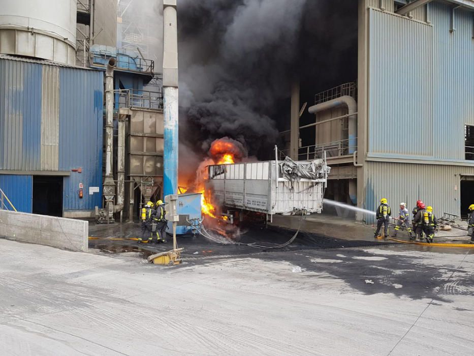 Los bomberos de Málaga acuden a sofocar las llamas de un contenedor de caucho y neumáticos que salió ardiendo