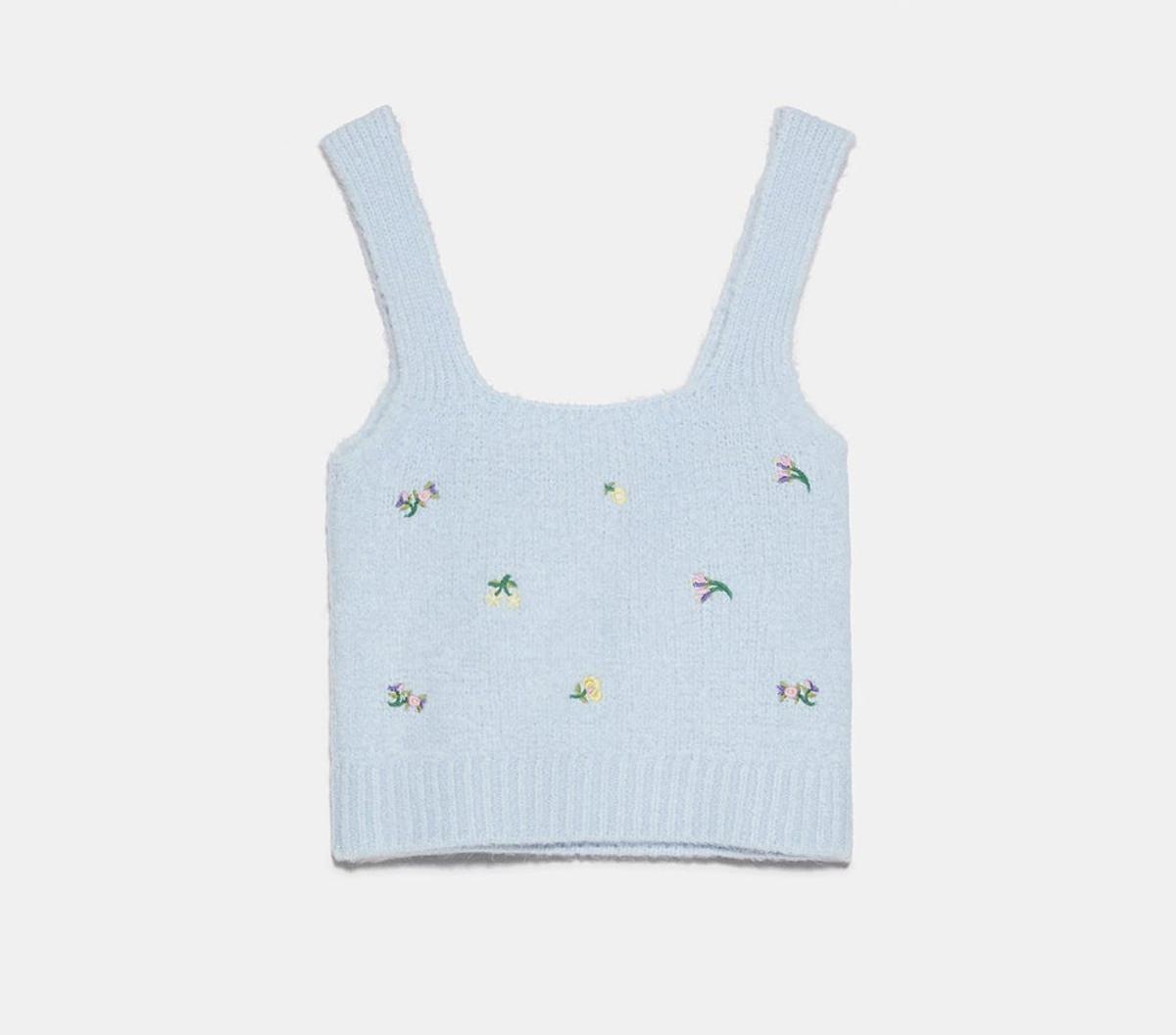Top de punto azul con bordados, de Zara (precio: 17,95 euros)