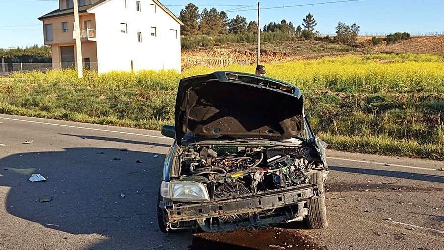 El estado de uno de los coches de Monterrei tras el impacto.   | // G. CIVIL