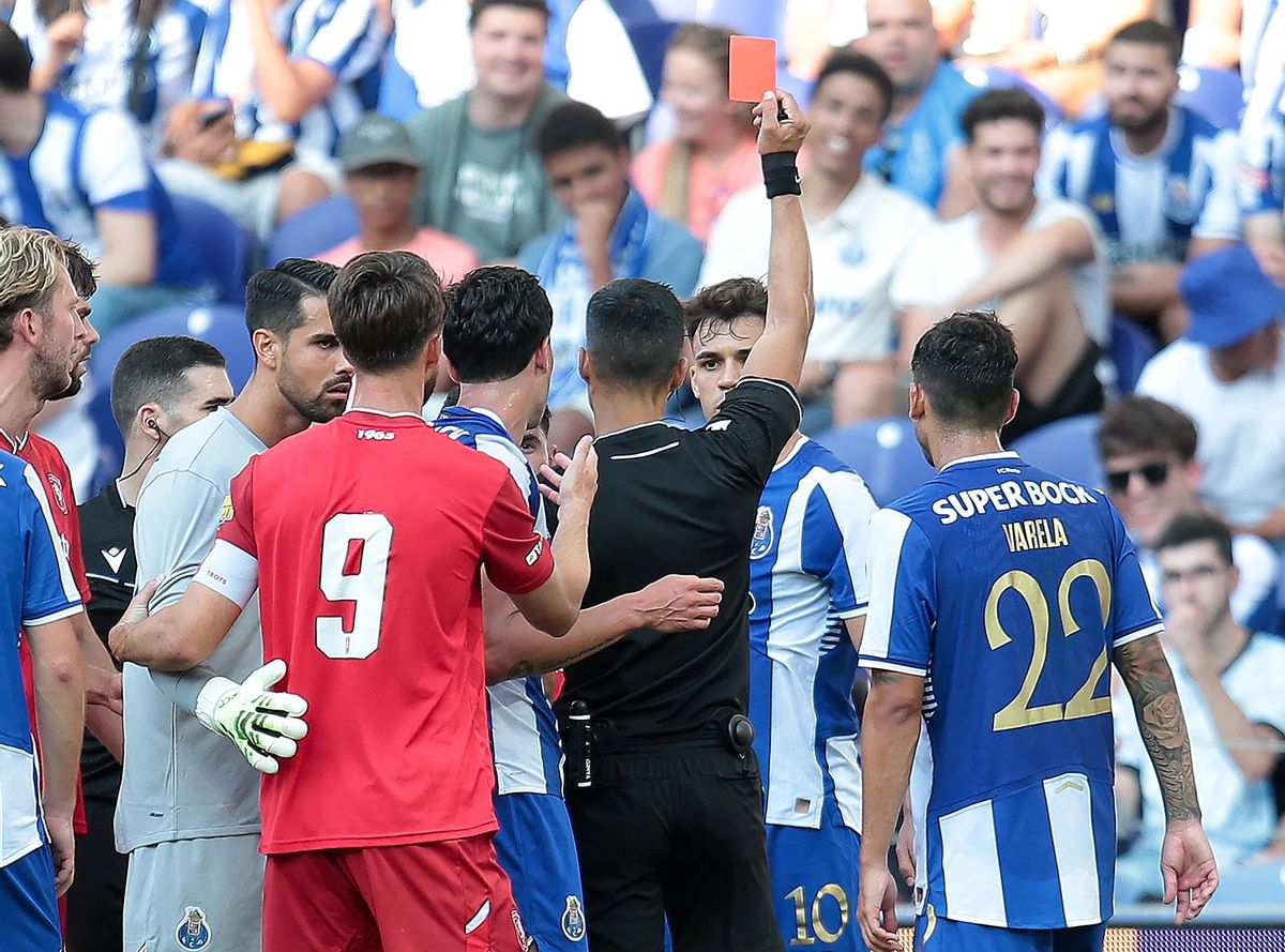 Momento en el que el futbolista gallego recibe la tarjeta roja.