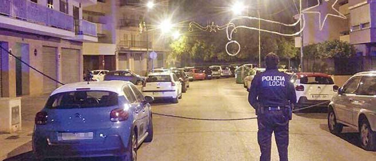 Un policía ante las luces navideñas caídas en el Secar de la Real.