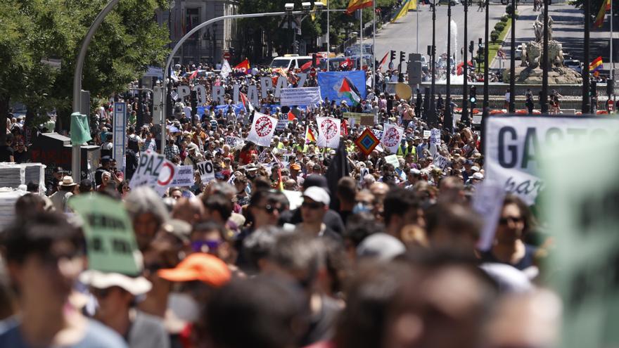 Miles de personas marchan contra la OTAN en Madrid