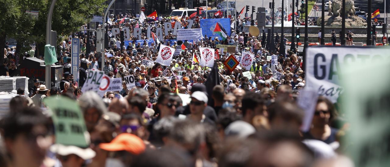 Miles de personas marchan contra la OTAN en Madrid