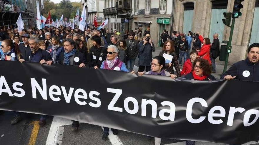 Pancarta que recuerda la destrucción en As Neves. // Xoán Álvarez