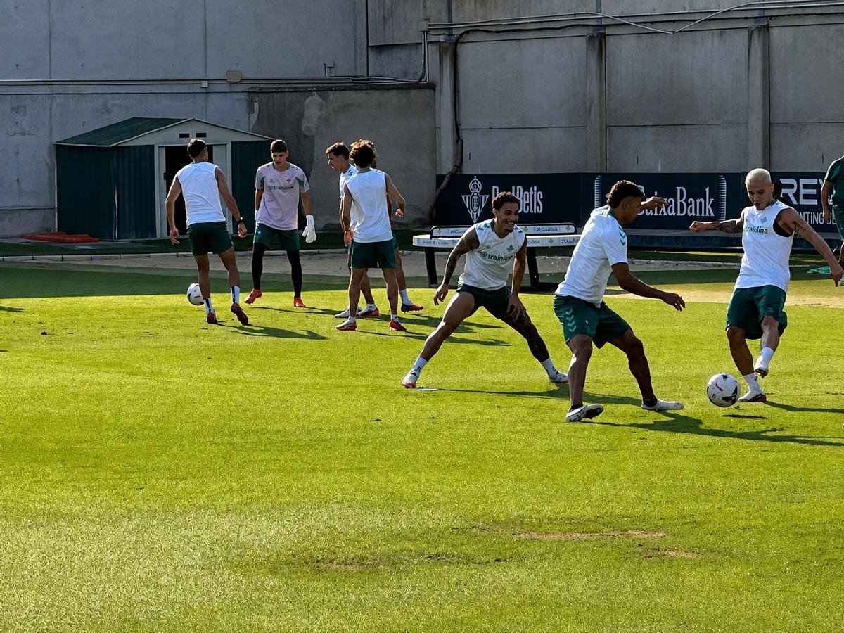 Antony, Deossa y Pablo García, en el entrenamiento del Betis