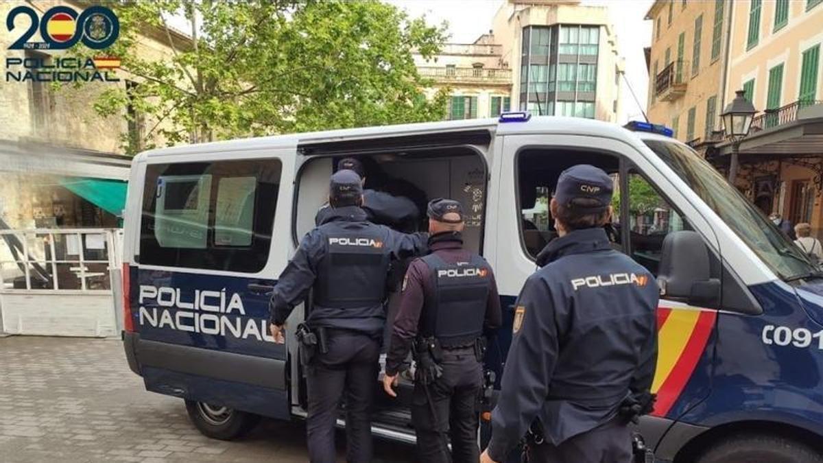Agentes de la Policía Nacional.