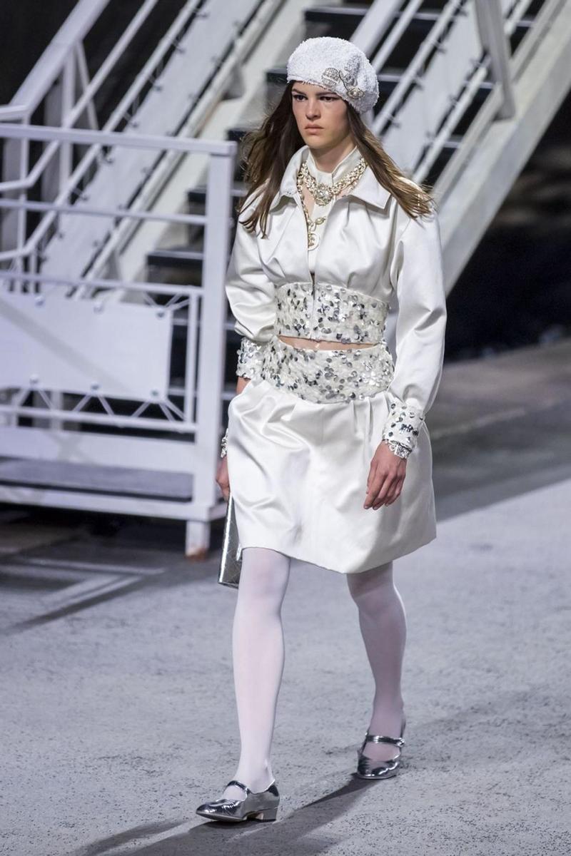 Conjunto de cuerpo y falda de la colección Crucero de Chanel 2018