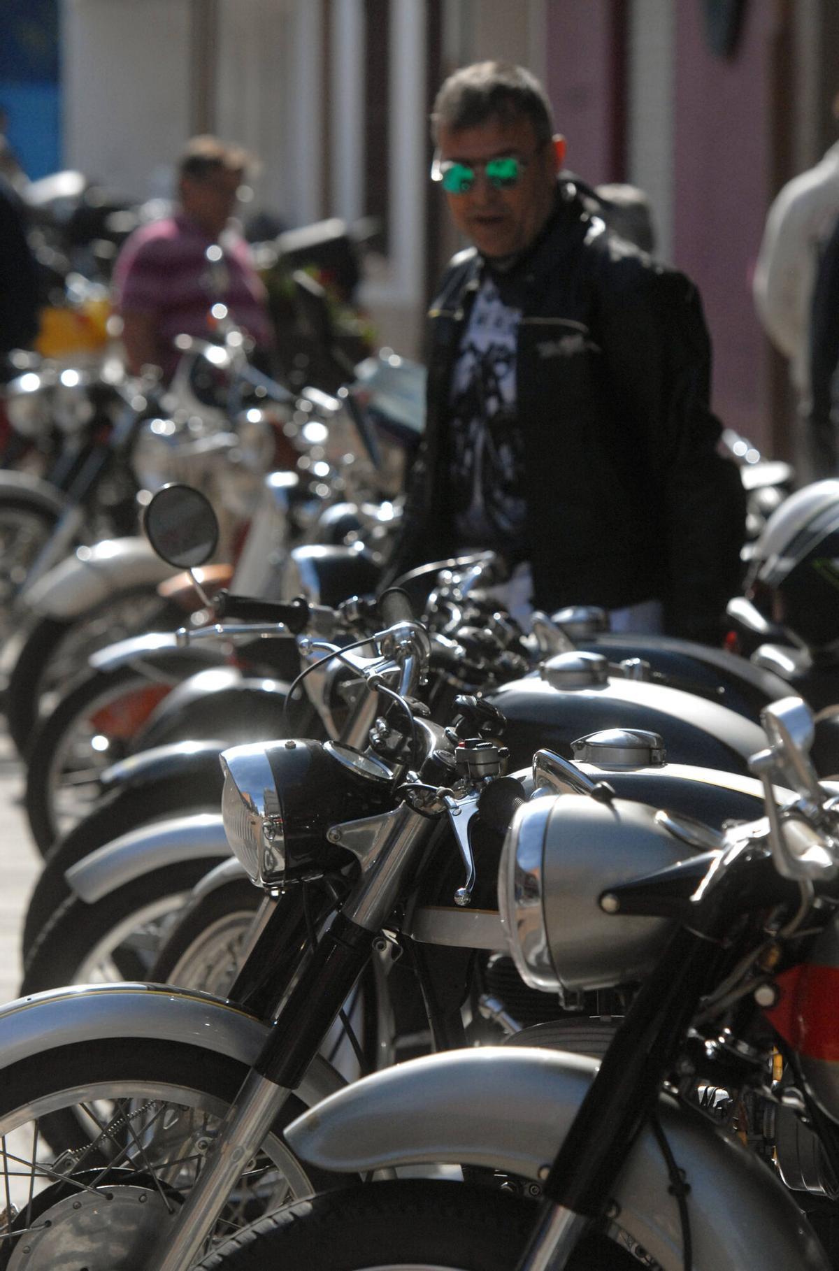 Las motos se concentraron en la calle Cartagena de Silleda antes de iniciar la ruta.