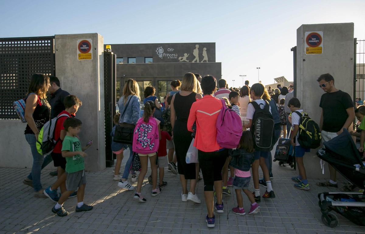 Familias y alumnos, a las puertas del colegio Princesa de Asturias de Elche, en imagen de archivo