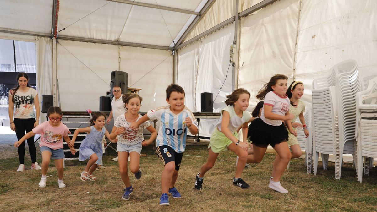 Domingo de ofrenda floral y juegos infantiles y de mesa en Oviedo en las fiestas de Santa Gema