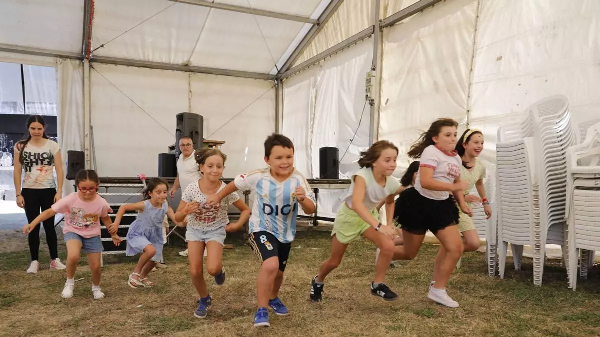 Domingo de ofrenda floral, juegos infantiles y parchís en Oviedo en las fiestas de Santa Gema