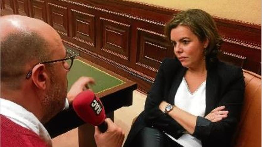 Soraya Sáenz de Santamaría parlant amb Jordi Basté en una entrevista per a l&#039;emissora Rac1.