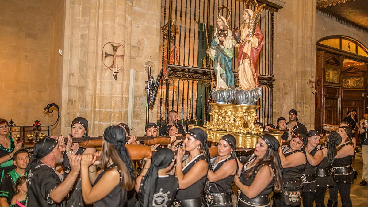 Un grupo de mujeres de una fila Cristiana -Piratas Bucaneros- portó en hombros el trono y las imágenes de las Santas Justa y Rufina en la Catedral