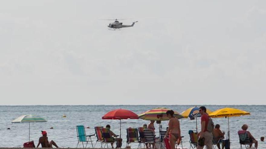 El helicóptero de Bomberos durante la búsqueda de ayer, en playa Lisa.