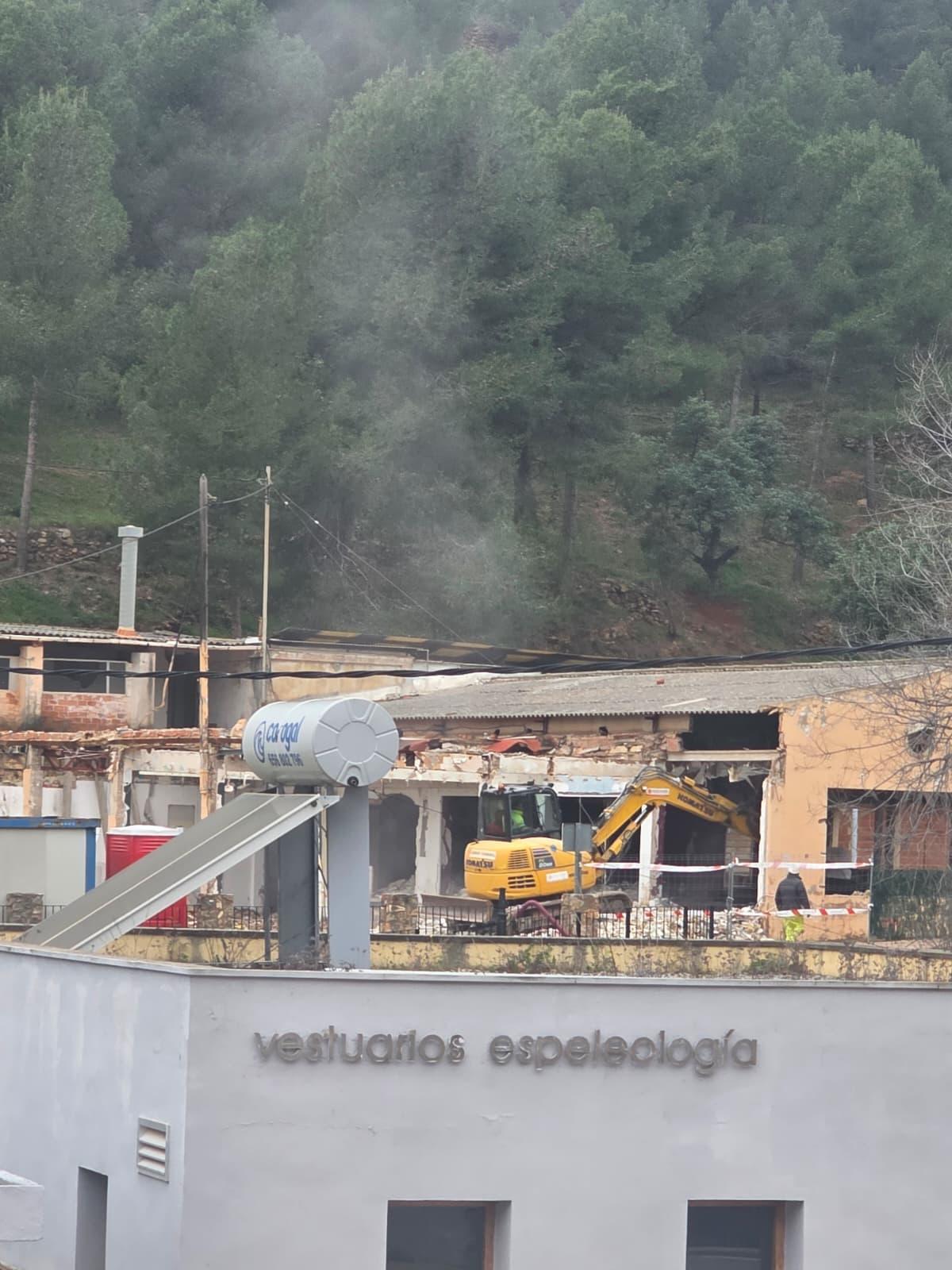La maquinaria pesada trabajando este miércoles en el solar del parque acuático de la Vall d'Uixó para retirar el amianto del antiguo restaurante.