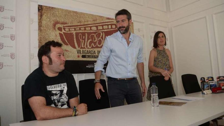 El promotor Gumer Meijón, la concejala Sonia Outón y el alcalde, Alberto Varela, en la presentación del festival Vilablues. // Noé Parga