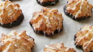 Dulce receta: galletas de coco y chocolate sin azúcar