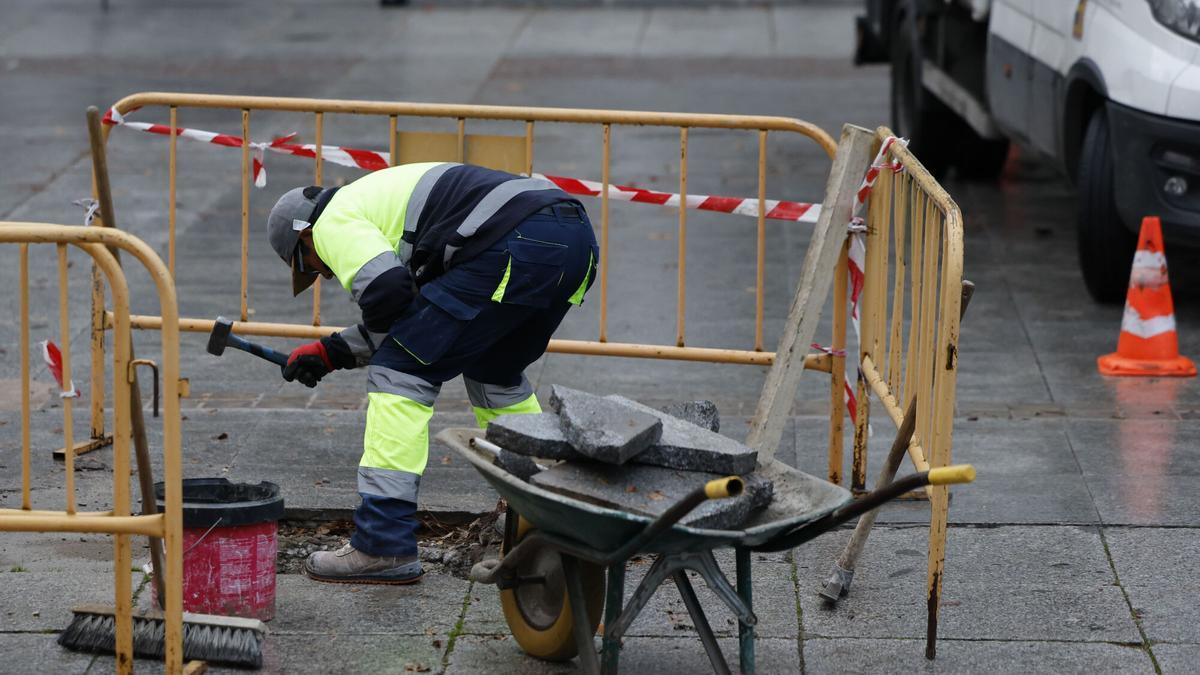 Un hombre trabaja en la construcción