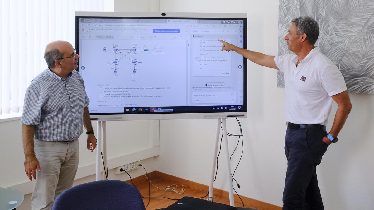 Roberto Moreno (izq.) y Abraham Rodríguez, mientras explican el funcionamiento de la herramienta Bing IA.