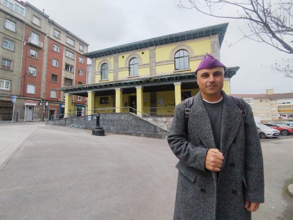 Adrián Fernández González, delante de la biblioteca municipal "Antón de la Braña".