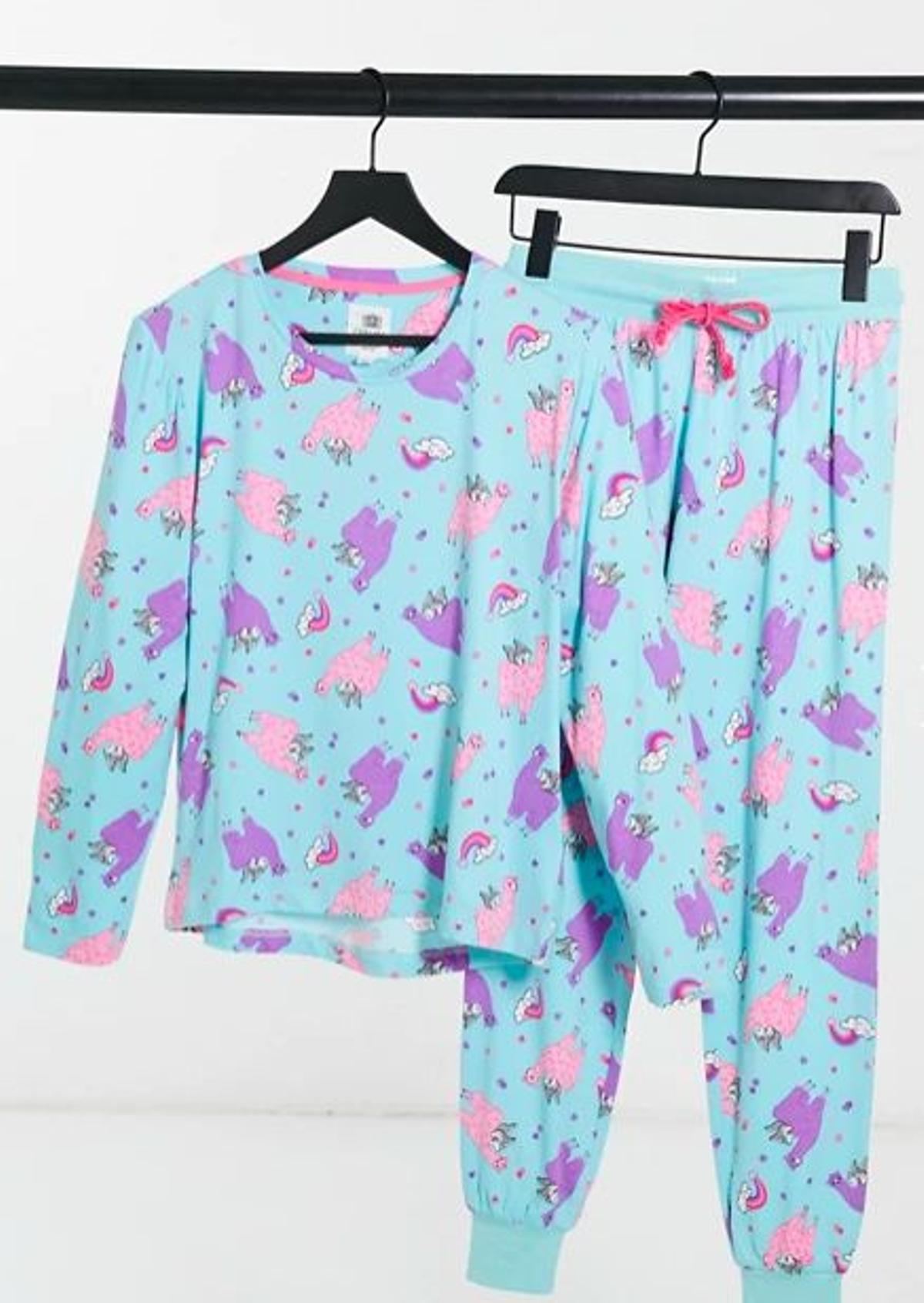 Conjunto de pijama largo con estampado de llamas voladoras de Chelsea Peers