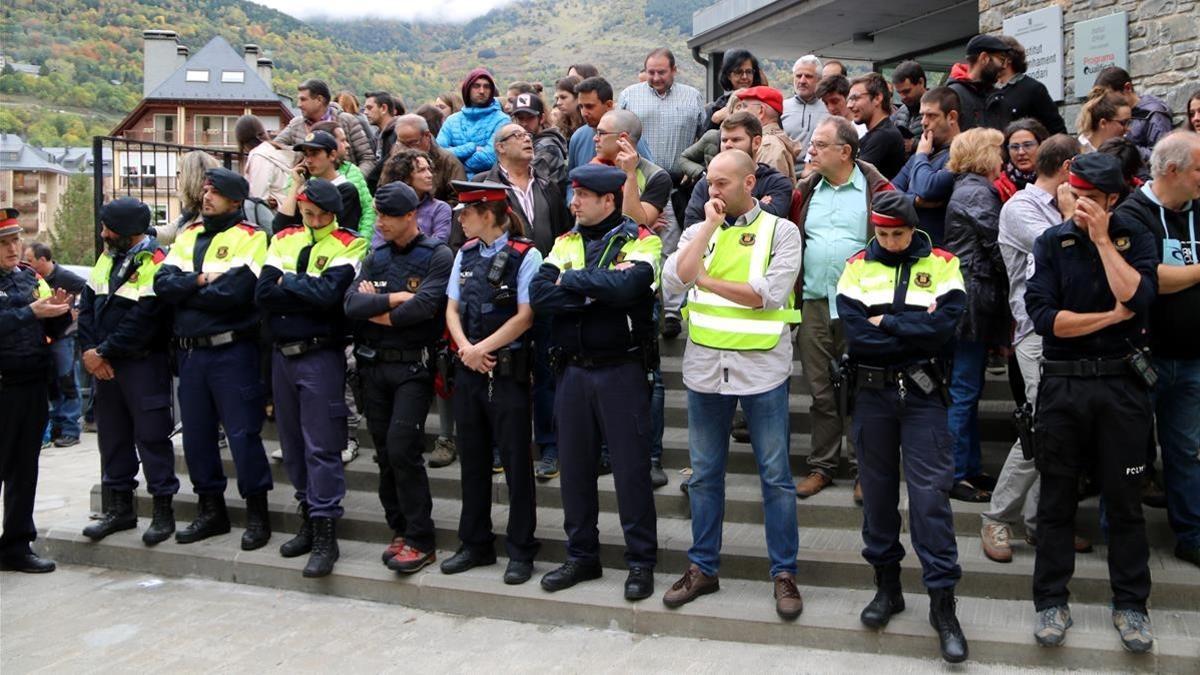 Agentes de los Mossos se han retirado, con lágrimas en los ojos, de un colegio electoral en Vielha.