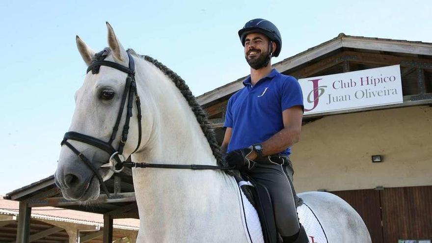 Joaquín Haba, ayer, montando en las instalaciones del Club Juan Oliveira, en Mouriscade. // Bernabé