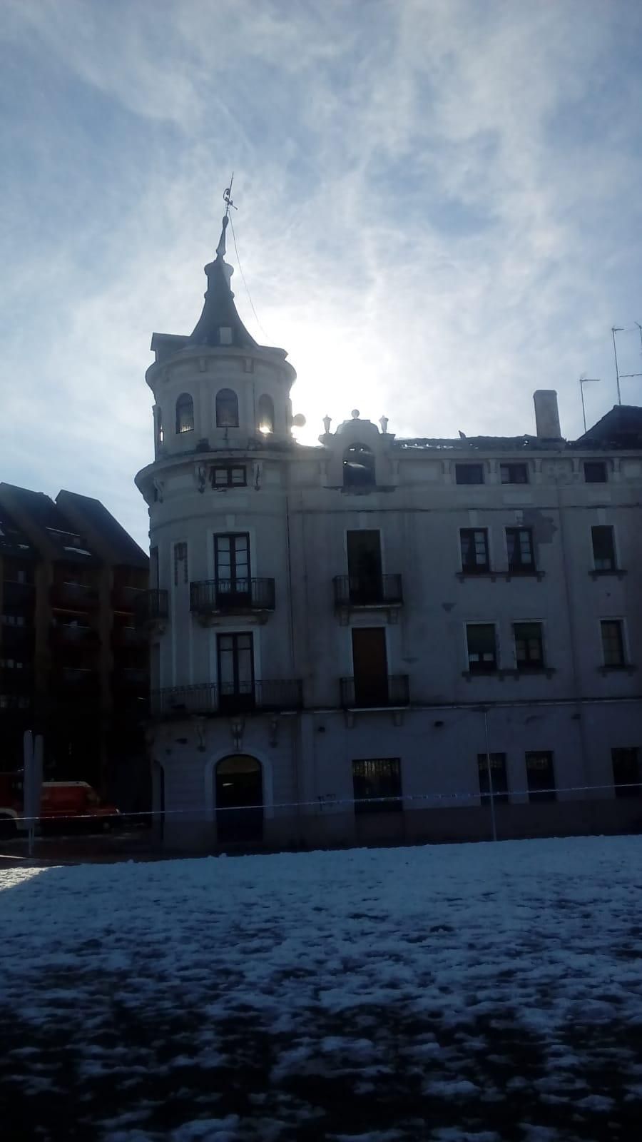 Los bomberos refrescan la techumbre del edificio incendiado del Pilgrim de Jaca